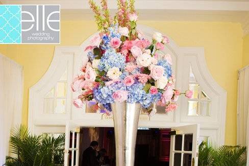 A flourish of flowers gracing the escort card table