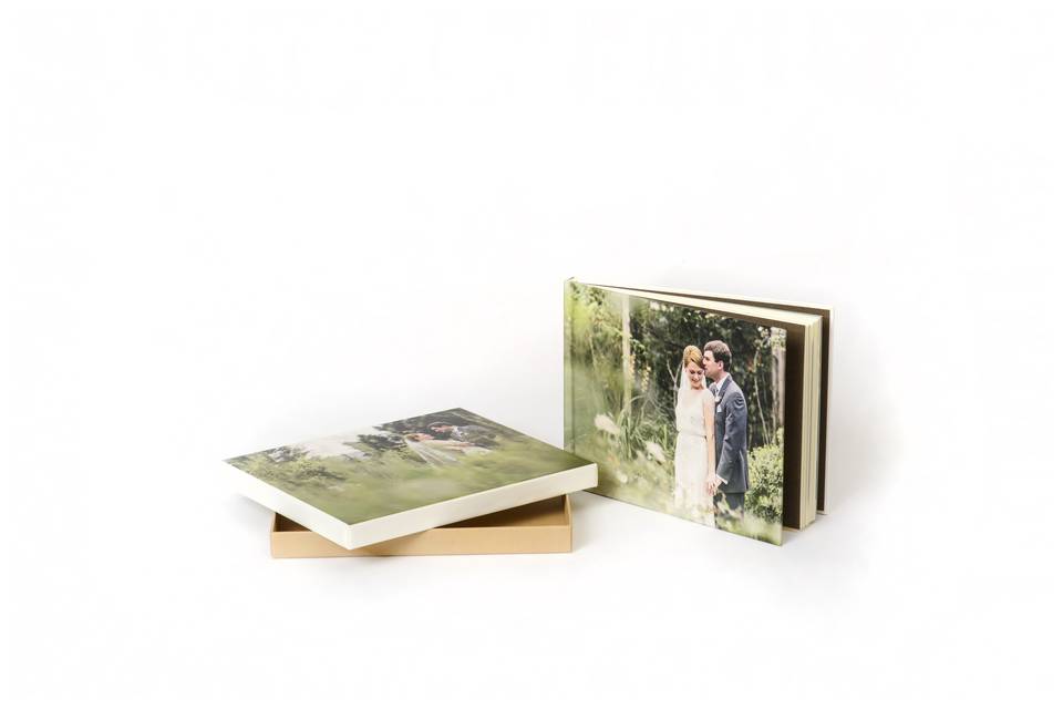 The Art Layflat Book, by AsukaBook, boasts elegant ivory uncoated inside pages with a smooth hard cover. The Art Layflat Book is packaged in a natural tan gift style box, with a fully designable lift off top.