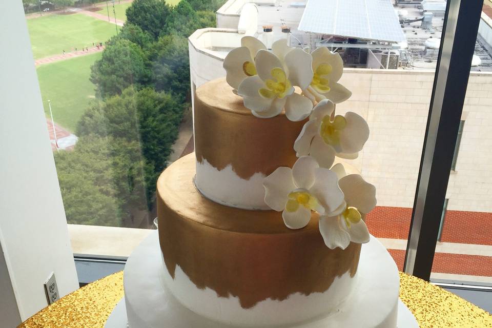 White and gold cake