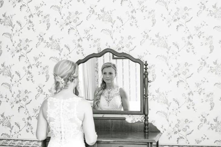 The bride in the mirror