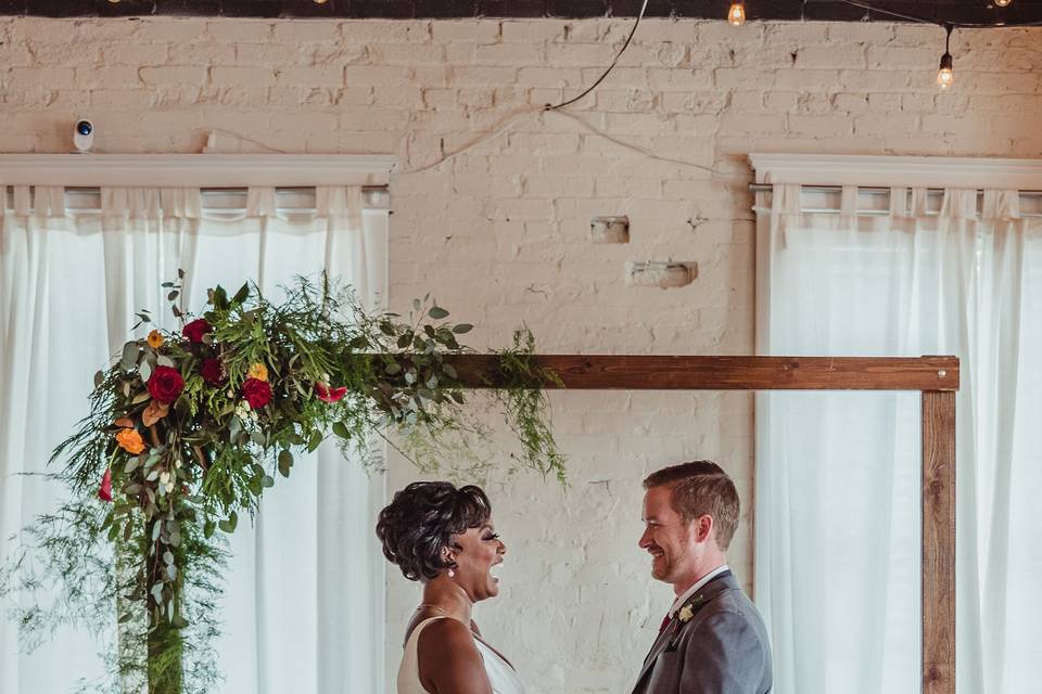 Newlyweds by the arch | Photo by Rose Trail Images