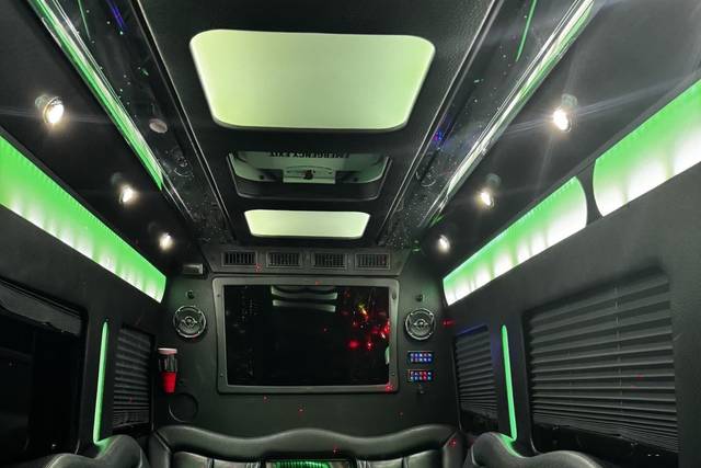 16-limo-lounge-16-interior.jpg