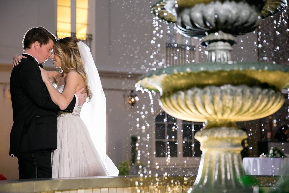 Couples at the fountain