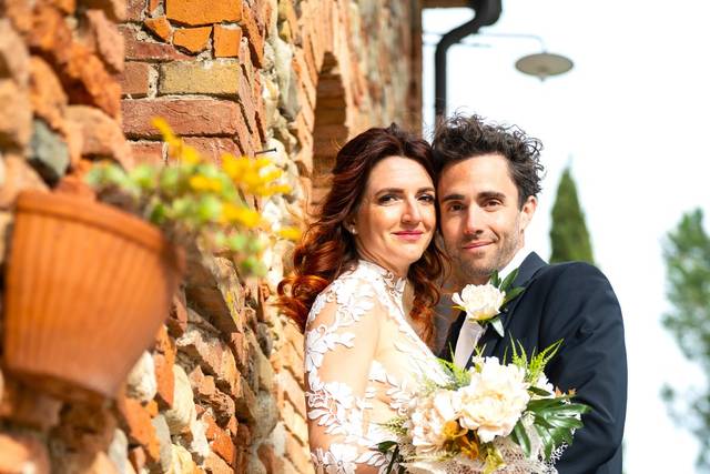 Newlyweds with flowers