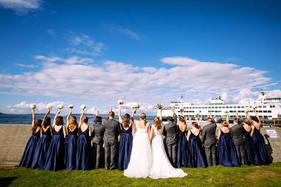 Couple with the bridesmaids and groomsmen