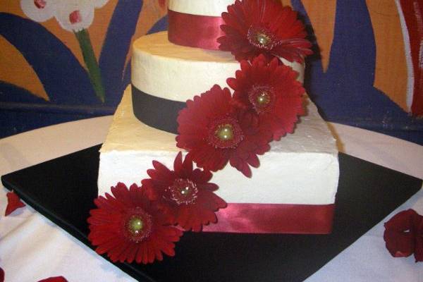 multi flavored tiers with daisies and ribbon