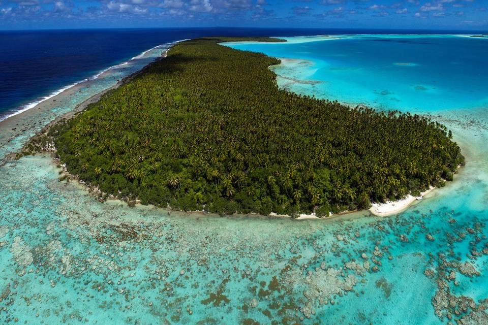 Enjoying the lagoon on a private Tahiti Yacht Charter cruise | Honeymoons by Tahiti.com