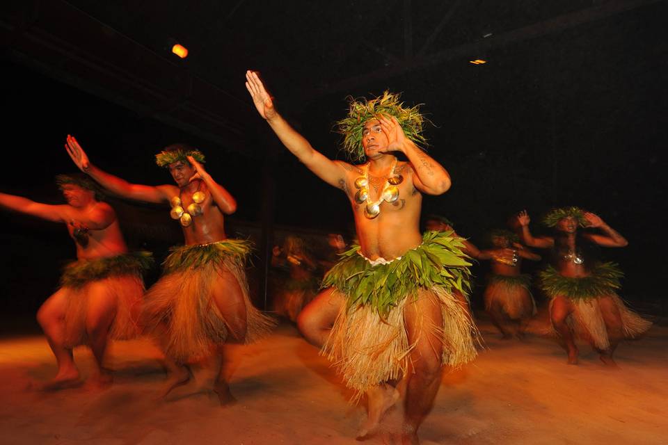 Experience the unique style of Tahitian dancing | Honeymoons by Tahiti.com