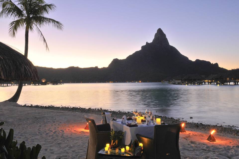 Enjoy a private beach dinner at sunset | Honeymoons by Tahiti.com
