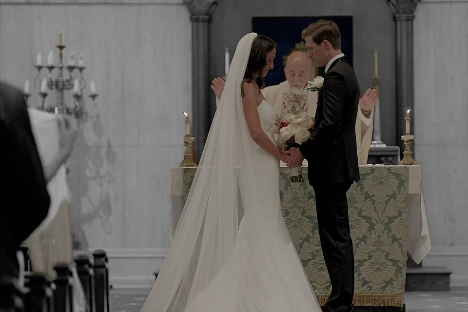 Maddalena and Erik at altar pic-2.jpg