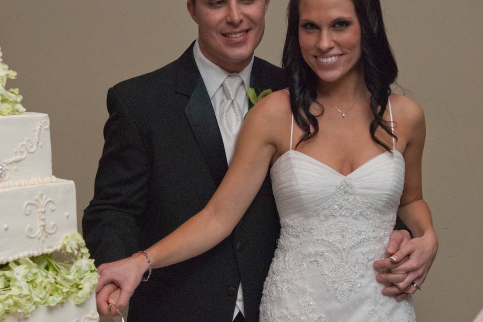 Couple cutting the cake