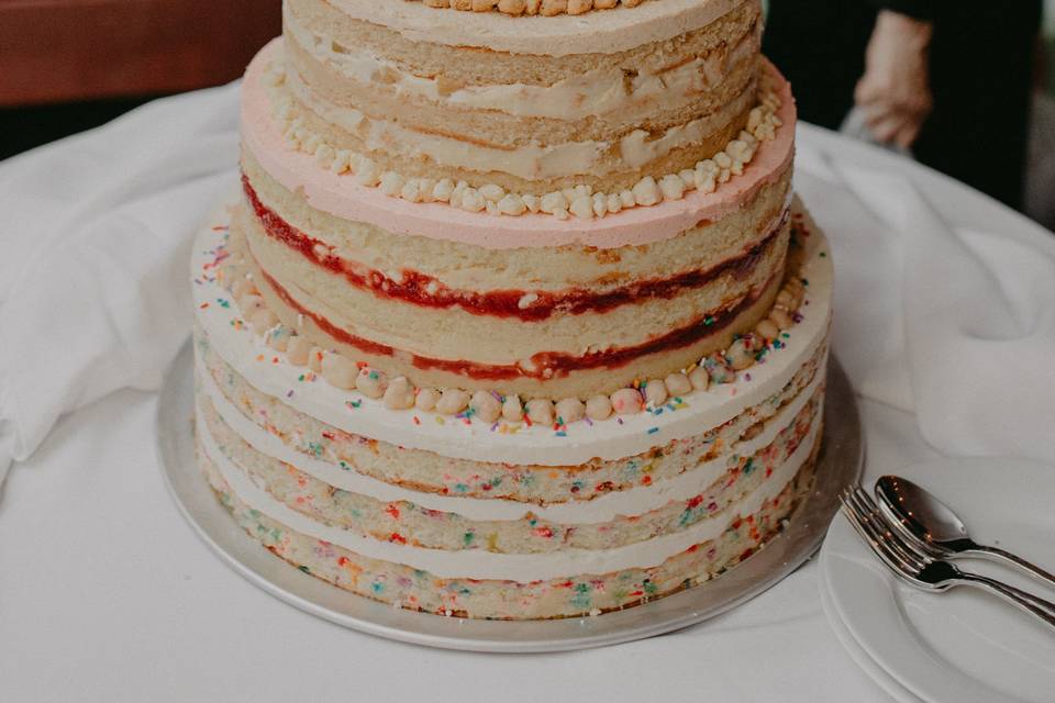 Six tier cake multi flavor | photo: chellise michael photo