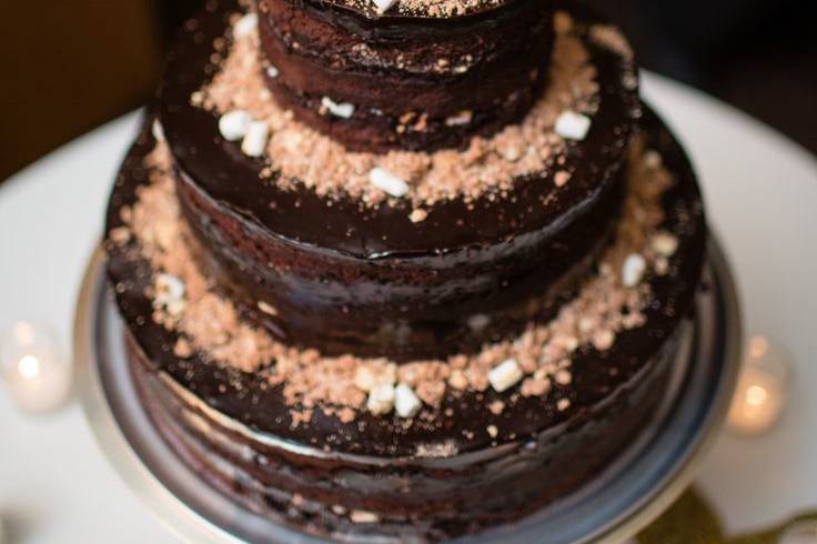 Four tier cake in chocolate malt | credit: lilian haidar photo