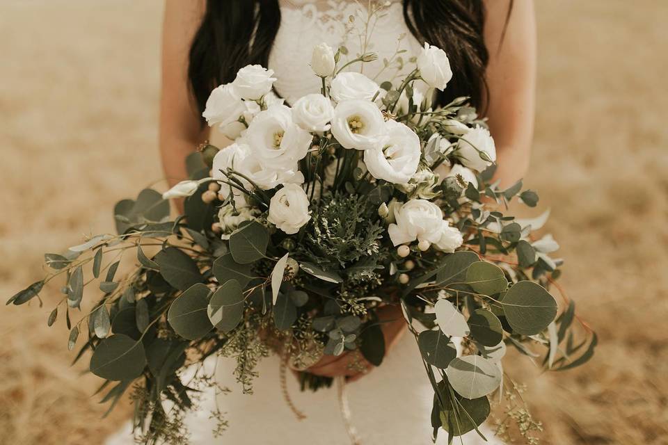 White bouquet, no roses
