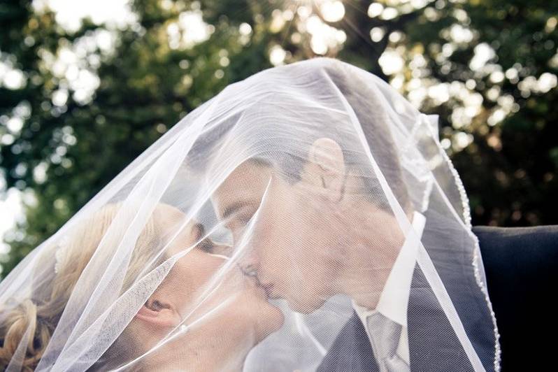 Kiss under the veil