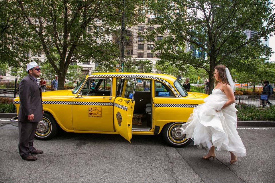 Newlyweds with taxi