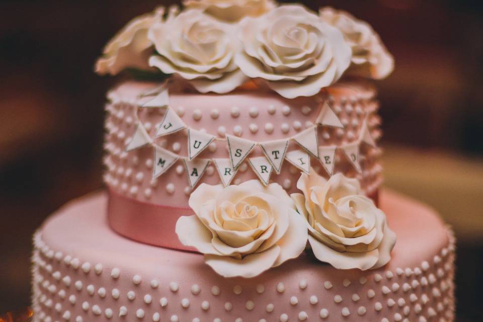 An elegant wedding cake