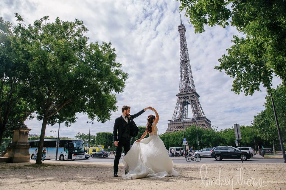 Gold Eiffel Tower Statue. Big Paris Eiffel Tower. Wedding -  Hong Kong