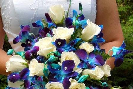 Blue orchid and white rose cascade.
