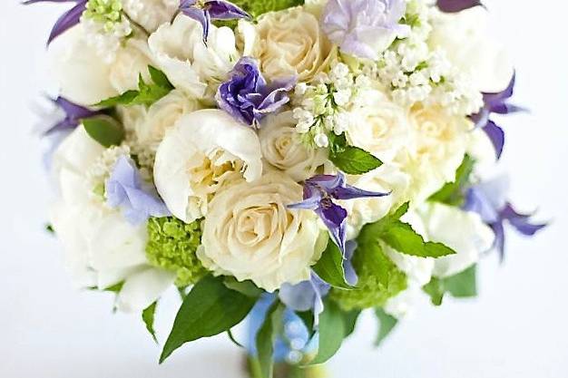 Bouquet with violets | Paige Hiller Photography