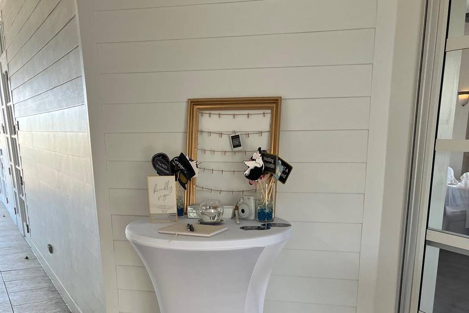 Lounge welcome station