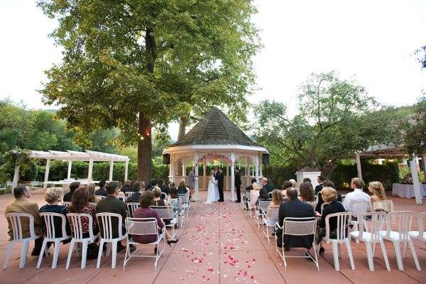 Outdoor wedding aisle