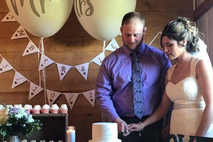 Cutting the wedding cake