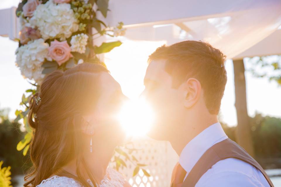 Wedding Sun Kiss