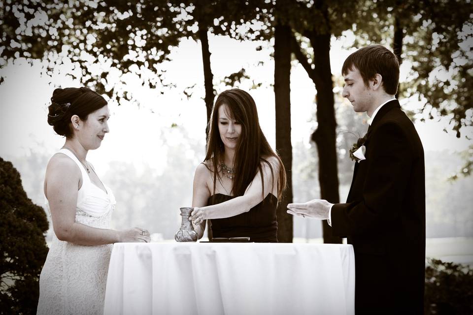 Sake Ceremony (San San Kudo - さんさんくど) is a Japanese tradition that holds many special meanings during a wedding ceremony.