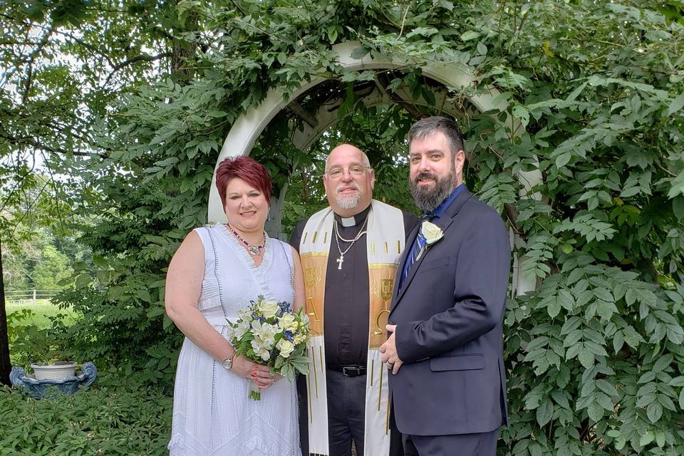 Couple with the officiant