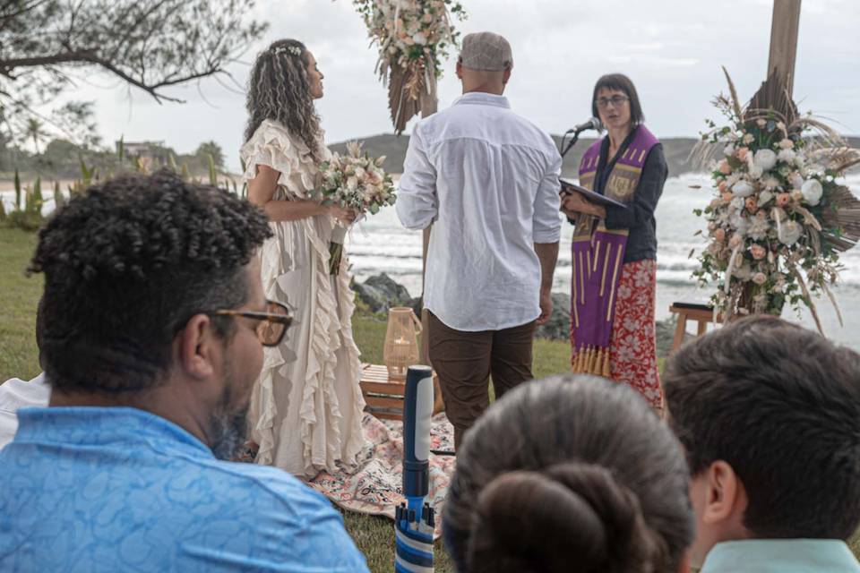 En el altar.