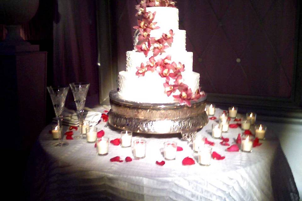Elegant cake display
