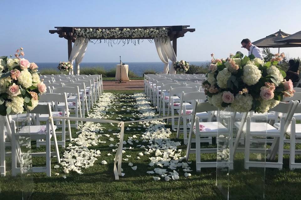 Chic ceremony aisle