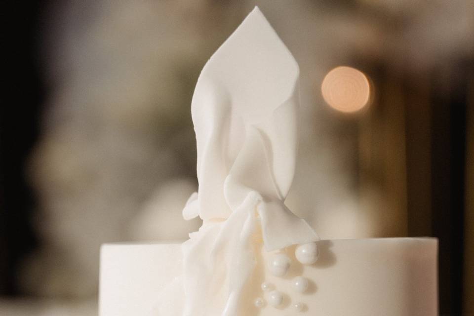Modern ruffled cake