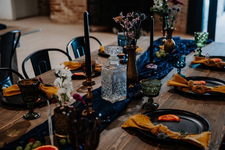 Dark & moody table design