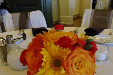 Short centerpiece of roses, gerberas and carnations at the Columbus Country Club