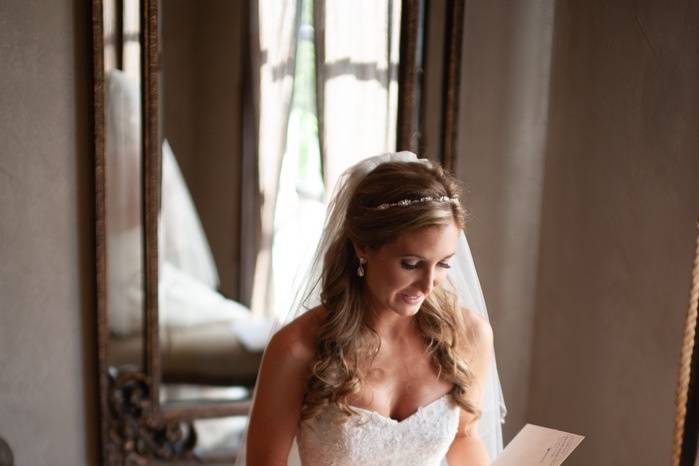 Bride reading cards - Tiffany Hofeldt Photography