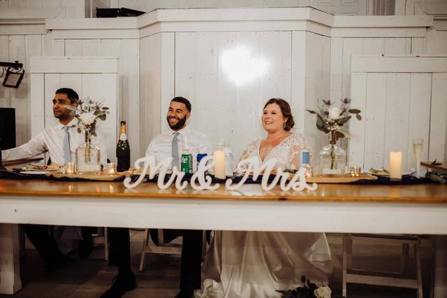 Wedding table smiles