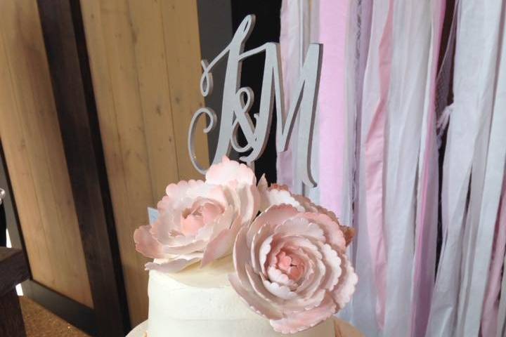 Flower topper wedding cake