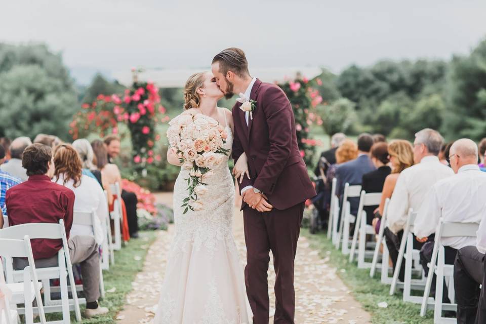 Kiss at the aisle