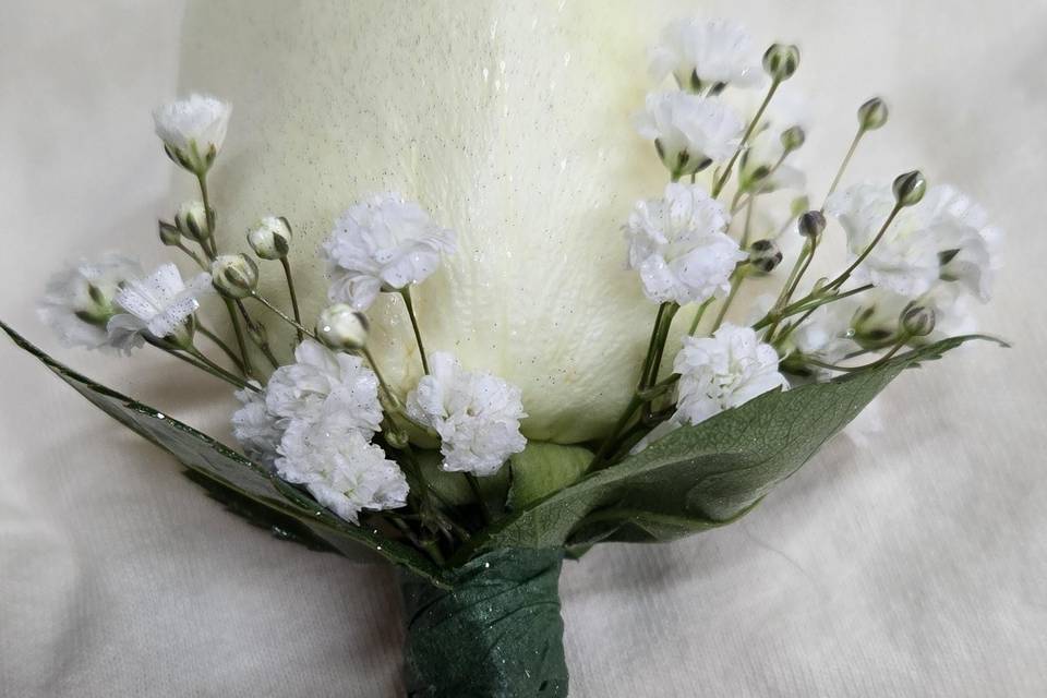 WHITE ROSE BOUTONNIERE