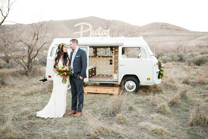 Newlyweds by the photo booth bus