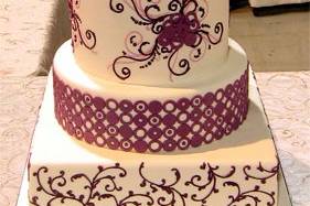 This cake is modern with a twist which satify both modern and traditional couples.