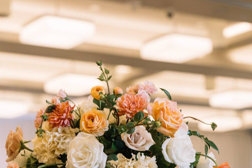 Centerpiece with half silk