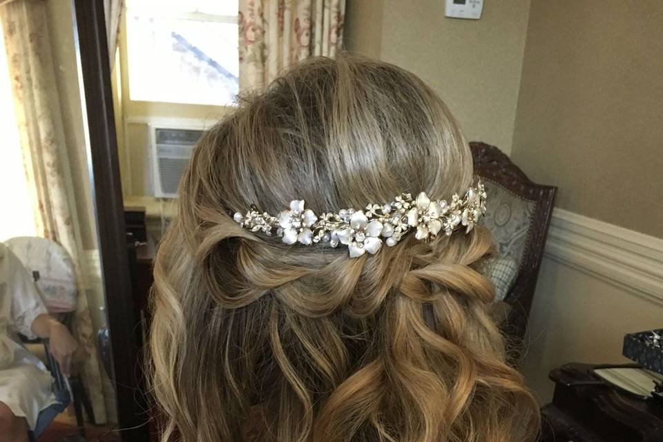 Curled half pin with silver accessory