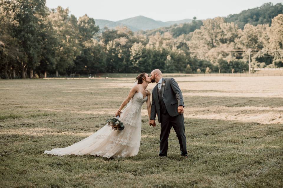 Couple kiss - brandi sisson photography