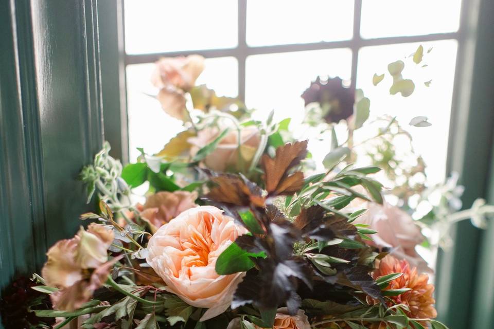 Blooms All White Wreath in Bedminster, NJ