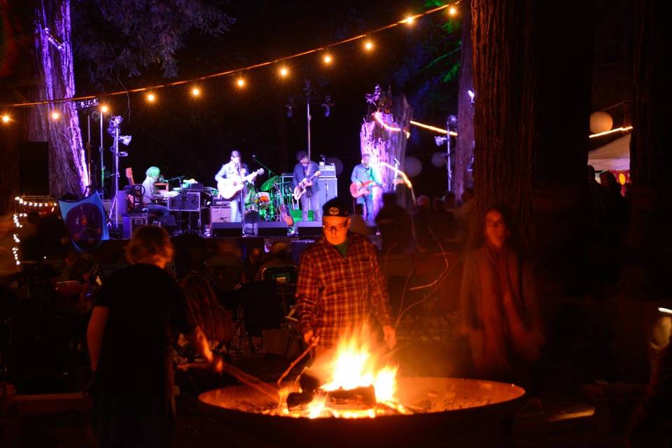 Campfire and stage, an incredible setting among the Redwoods