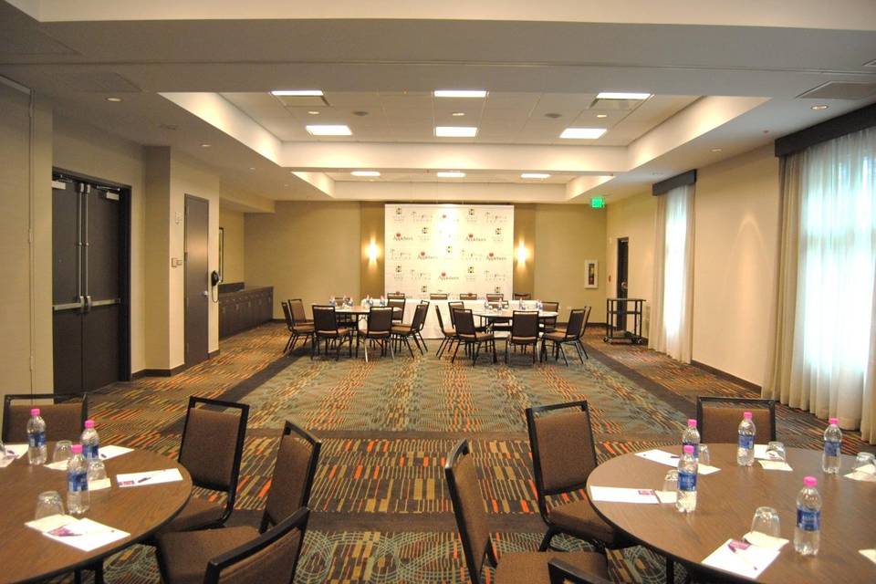 This Hyatt Place hotel is your ideal venue for small corporate or executive meetings and training classes. State of the art technology with a dedicated meeting host provided to facilitate your event.