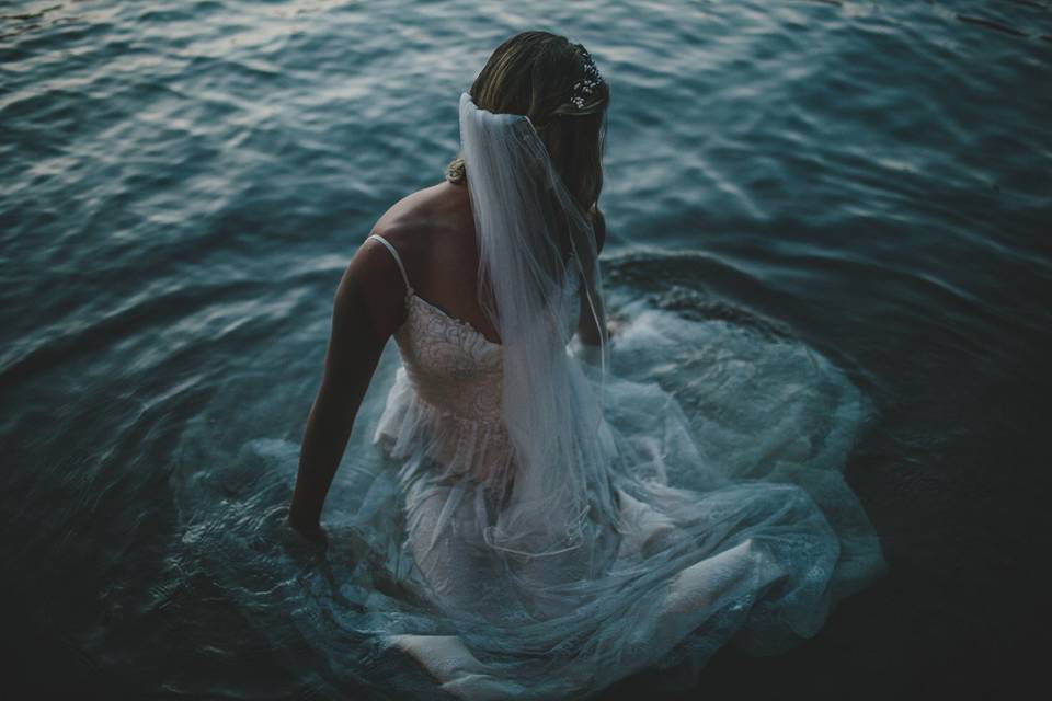 Bridal shoot in the lake